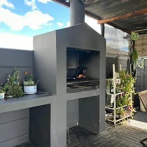 modern-3-bedroomed-house-w-free-parking-wifi.hotels-capetown.com/